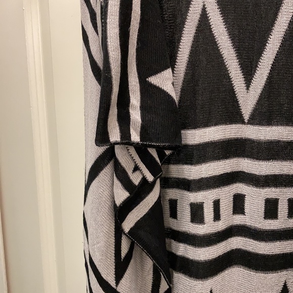 Ya Los Angeles Geometric Hi-low Open Vest/Cardigan - Picture 4 of 8